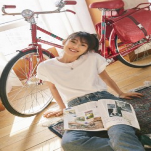 陈燃白T清爽俏皮 休闲时尚不忘嘟嘴卖萌