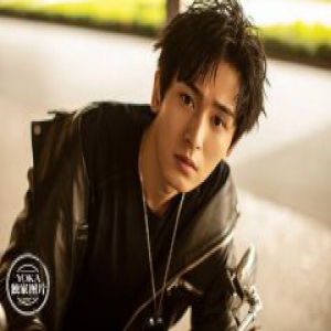 张哲瀚最新街拍曝光 释放初秋多重魅力