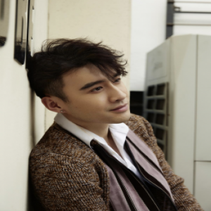 廖望深秋街拍写真曝光 成长路上永不停歇