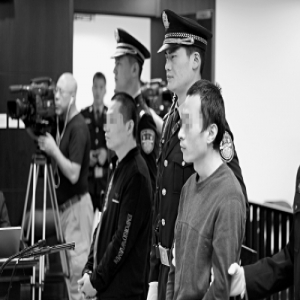 两兄弟涉嫌抢劫勒索 潜逃十余年后受审