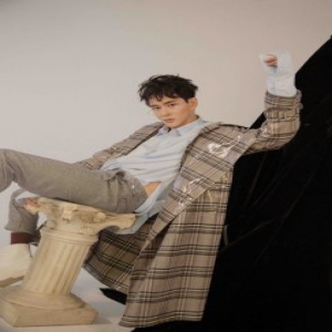 黄宥明时尚大片遭曝光 英伦盐系与青春俏皮随意切换