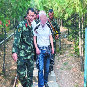 游客受伤山中困 爬野长城摔下十米高坡