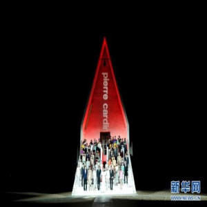 沙滩上的时装秀