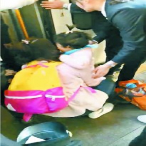 妈妈看手机疏忽危险 小女孩掉下站台
