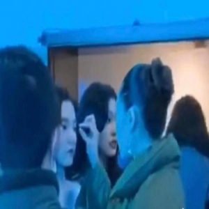 宋祖儿被钟楚曦摘假睫毛 真是可爱又真实的好姐妹