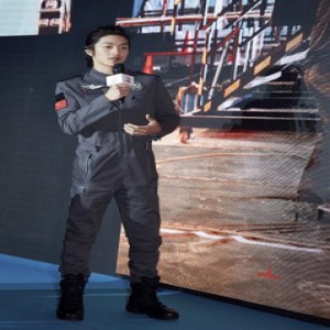 《流浪地球》屈楚萧演吴京儿子 素未谋面现场认亲