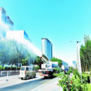 雾炮洒水车亮相通州 将为提升空气质量助一臂之力