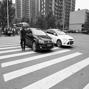 通州区次渠北里禁停牌下人行道上乱停车