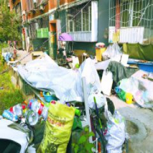 杂物飞线、燃气管道混杂 种种隐患让人心惊肉跳