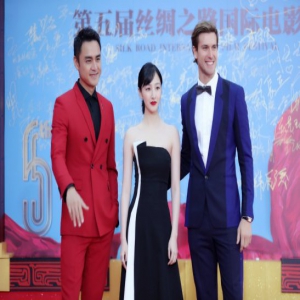 叶青一袭黑色抹胸裙 亮相丝绸之路国际电影节