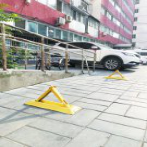 朝阳区金台里 路面刚翻新地锁忙“圈地”