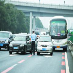 查处占用公交车道行为 交警半小时逮住33辆违法车