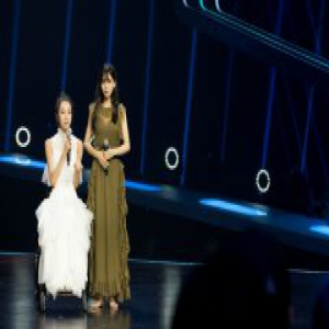 Angelababy秀马甲线 与刘岩诠释公益之舞