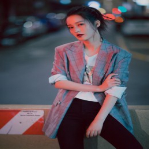 李沁米兰午夜写真大片 西装帅气神情魅惑