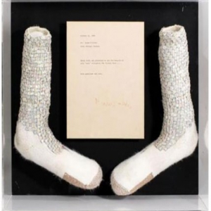 耀眼夺目!杰克逊水晶袜拍卖 什么人会买入这双有“味道”的袜子