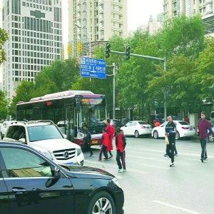 利泽西街红绿灯损坏 孩子和家长早晚车流中穿行