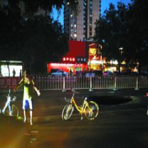 石佛营路面塌陷今早恢复通车 现场留下暖心一幕