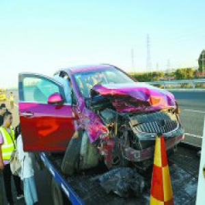 高速路出事故 监狱特警急救助女司机