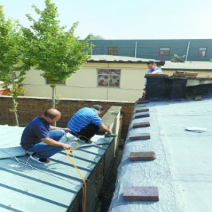 老邻居因房檐滴水闹到法院 法官执行锯房檐