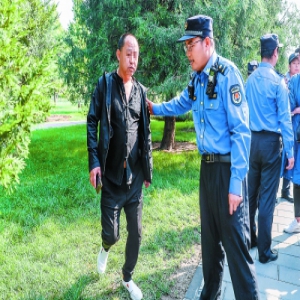 推进职权划转 城管进公园劝阻不文明行为