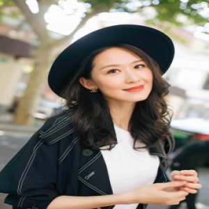 张雯秋季街拍 随性复古展街头时尚韵味