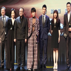 宁静出席ELLEMEN电影英雄盛典 完美诠释英伦帅气酷美人