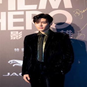 侯明昊出席电影英雄盛典 时尚绅士感彰显少年意气