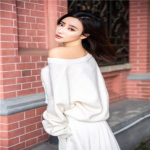 刘凡菲曝冬日写真 小露香肩性感撩人