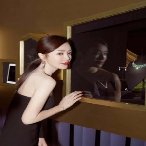 秦岚红黑礼服优雅干练 低马尾展别样魅力