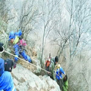 男子被困深山7天 靠一件军大衣保住性命