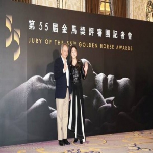 导演李安携巩俐共同出席第55届金马奖评审团记者会