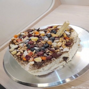 刘涛晒兔耳朵自拍搞怪上线 自制生日蛋糕投喂剧组同伴