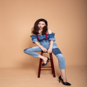 刘凡菲露肩牛仔写真 酷帅十足不失性感