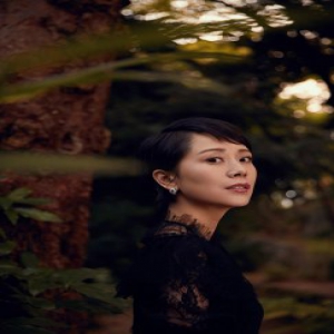 海清森林大片演绎秋日优雅 复古蕾丝托衬天鹅颈