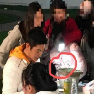 杜江摆摊贴手机膜 为了完成节目的录制，杜江也是超拼了