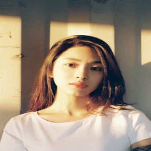 吴曼思最新街拍曝光 明眸善睐彰显清新元气