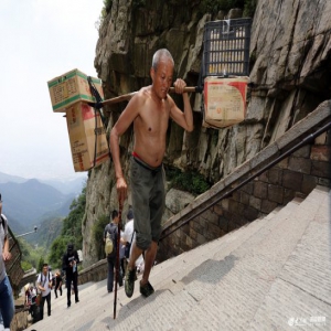 挑山工肩挑百斤货物上泰山 实力诠释“行走的脊梁”