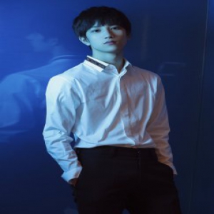 敖子逸获“最具关注新人奖” 时尚西装尽展《心情气象》