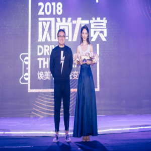 金晨拼接吊带长裙出席活动 优雅复古玩转宫廷风