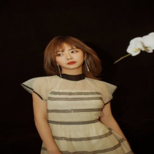 谭松韵出席时尚盛典 薄纱礼裙如月色柔媚