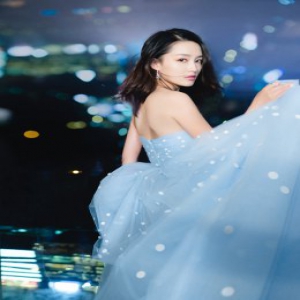 李沁穿迷雾蓝纱裙唯美浪漫 薄纱遮面展朦胧之美