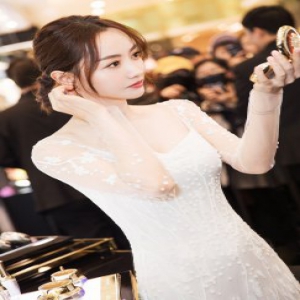 杨蓉现身仙气十足 逆生长少女感获网友称赞