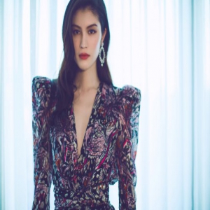 何穗亮相时尚盛典 造型霸气slay全场