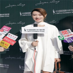 爱戴亮相中国国际时装周高贵优雅显风范