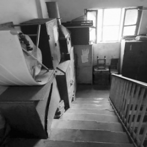 皂君庙14号院10号楼仅一条楼梯 通道堆积易燃物