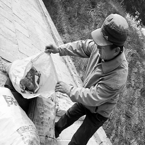 跟随长城保护员清理野长城 一天捡拾垃圾十多袋