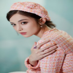 娜扎湘妃色套装现身盛典 治愈系笑容连击萌力max