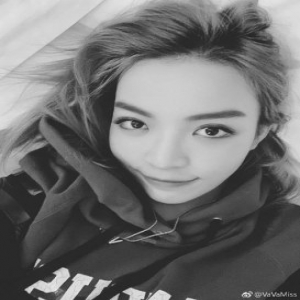 可爱炸了！VaVa晒自拍剪刀手Wink少女感