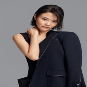 岳以恩超A写真曝光 眼神坚定锁骨吸睛