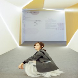 徐晓璐现身艺术展 眼神清冽仙气十足